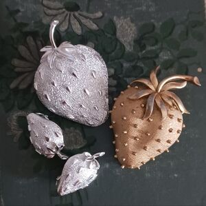 Sarah Cov Strawberry Brooch Set Trifari Strawberry Bonus